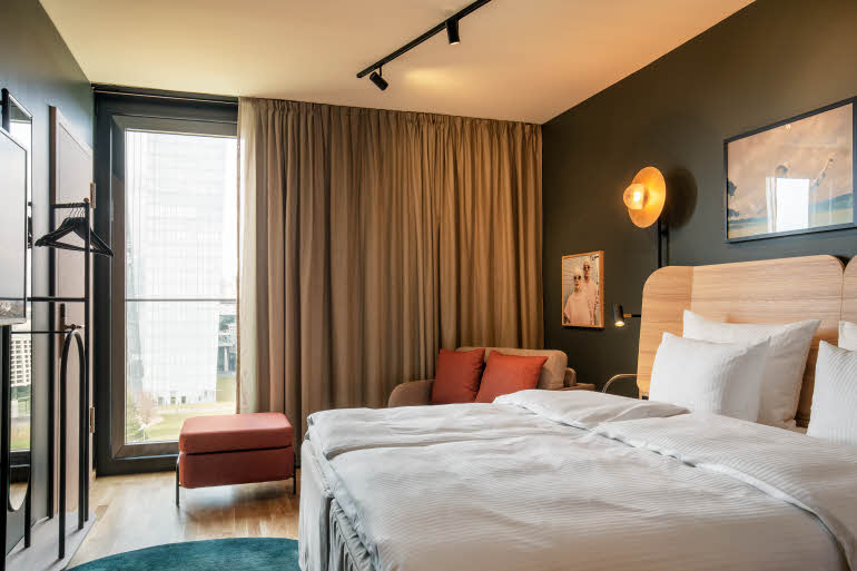 Scandic-Frankfurt-Hafenpark-family-three